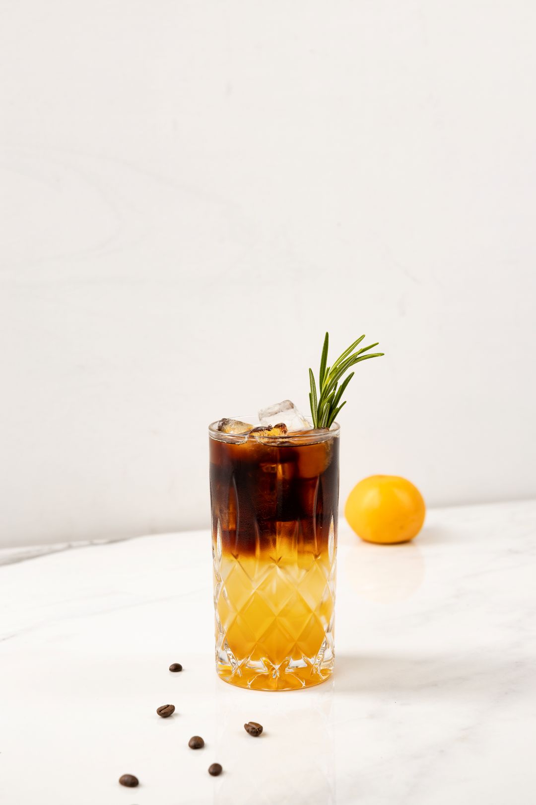 GIN TÔNICA DE TANGERINA E CAFÉ