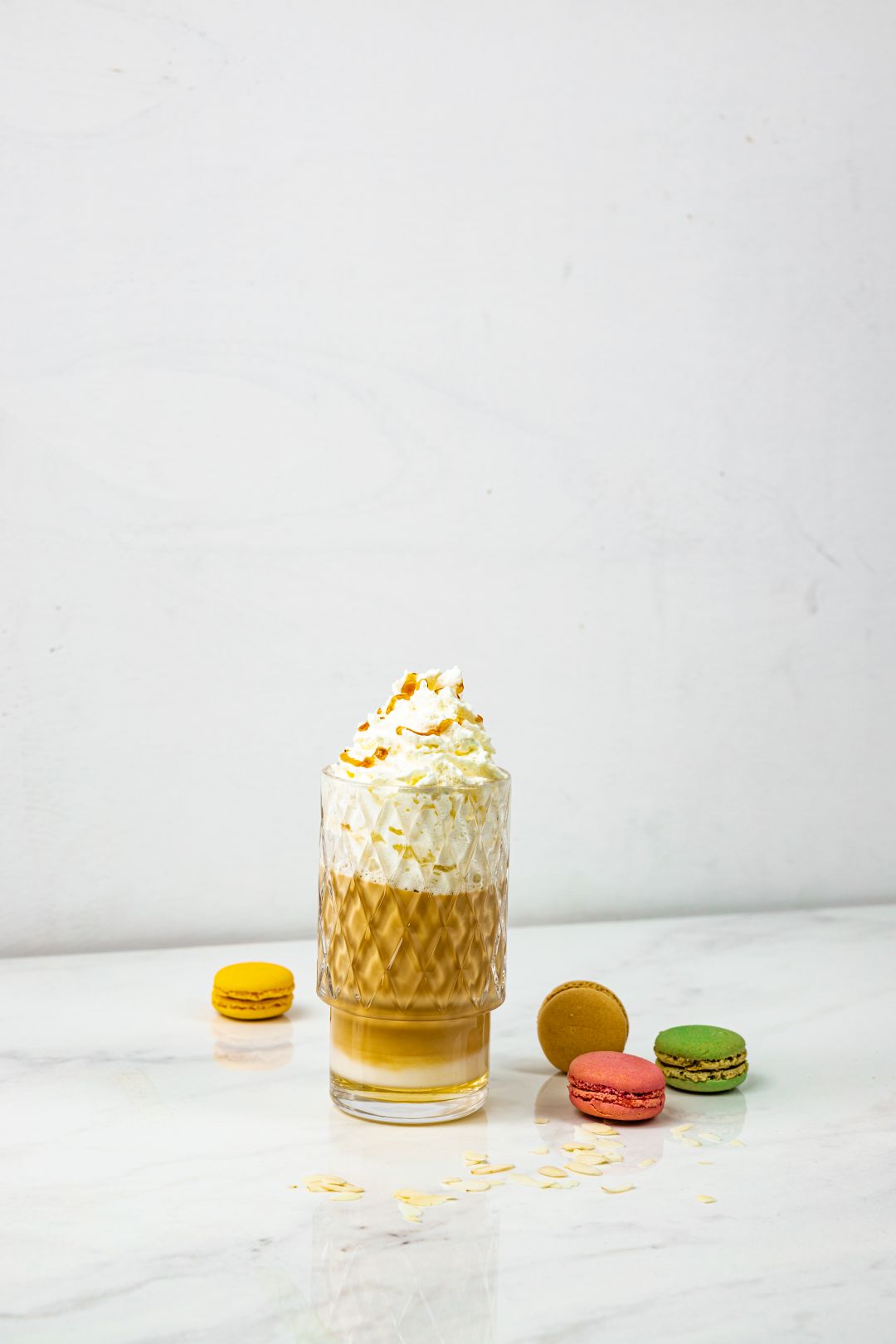 LATTE GELADO MACARON E CANELA